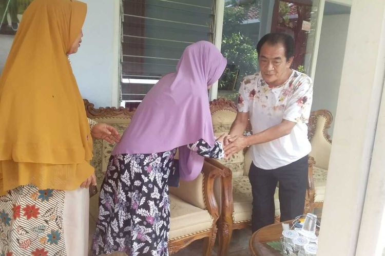 Ibu pemilik akun Facebook Mohamad Taufan Hasyimi alias Ricky Taufan, Siti Chizanah meminta maaf kepada Bupati Banjarnegara, Jawa Tengah, Budhi Sarwono, Senin (23/12/2019).