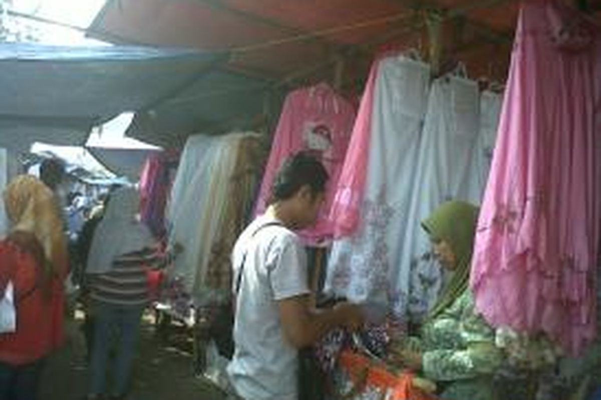 Pasar Tasik selalu ramai dikunjungi para pedagang setiap hari Senin dan Kamis, mulai pukul enam pagi hingga pukul 12.00 WIB, di depan Stasiun Kereta Api Tanah Abang, Jakarta, Kamis (26/9/2013).