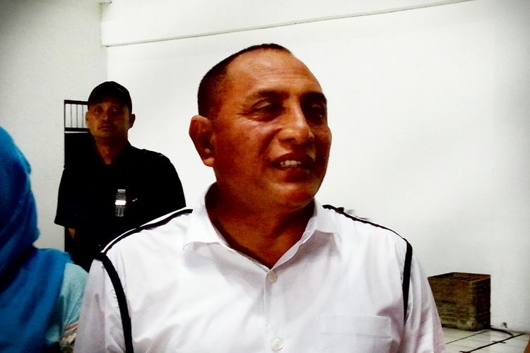 Ketua Umum PSSI, Edy Rahmayadi, saat menemui wartawan di sela babak pertama uji coba antara timnas Indonesia melawan timnas Puerto Riko di Stadion Maguwoharjo, Sleman.