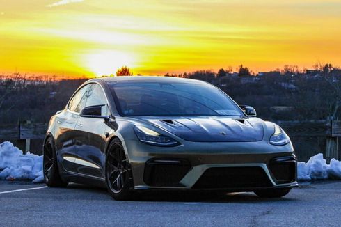 Modifikasi Tesla Model 3 Berwajah Porsche Cayman GT4