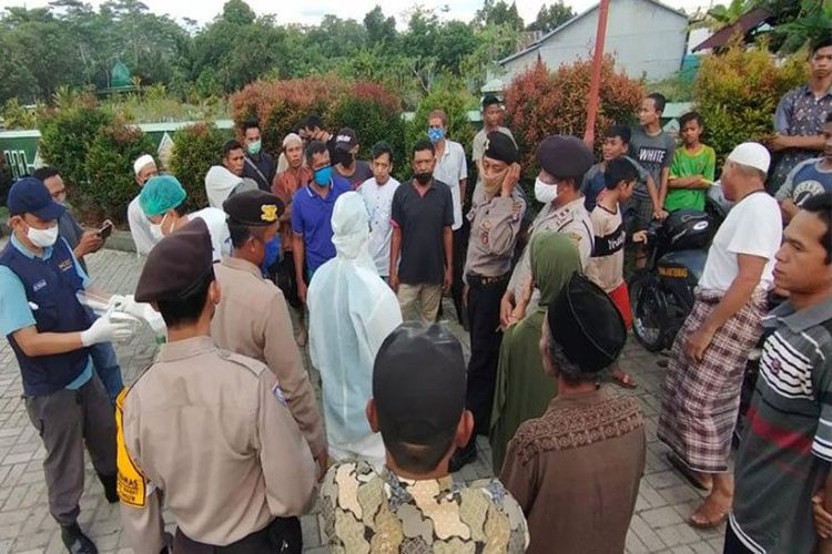  Petugas saat menenangkan sejumlah warga di lingkungan pemakaman Masjid Al Muhajirin, Desa Anjir Mambulau Barat, Kecamatan Kapuas Timur, Kabupaten Kapuas, yang menolak pemakaman jenazah seorang PDP warga jalan Kapuas Seberang, Kelurahan Dahirang, Kecamatan Kapuas Hilir, Rabu (13/5/2020) sore. 
