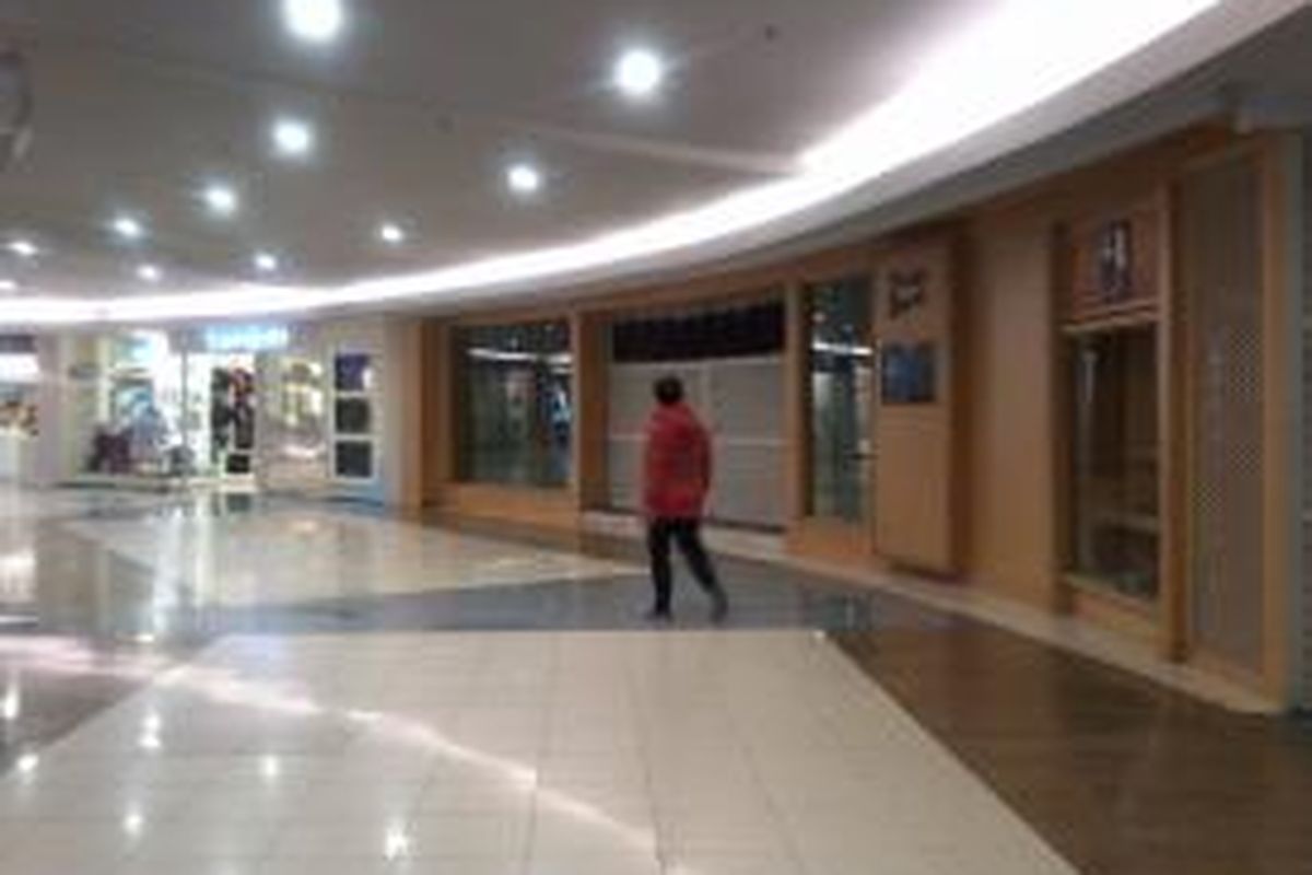Pengunjung mall Kelapa Gading turun drastis akibat banjir.