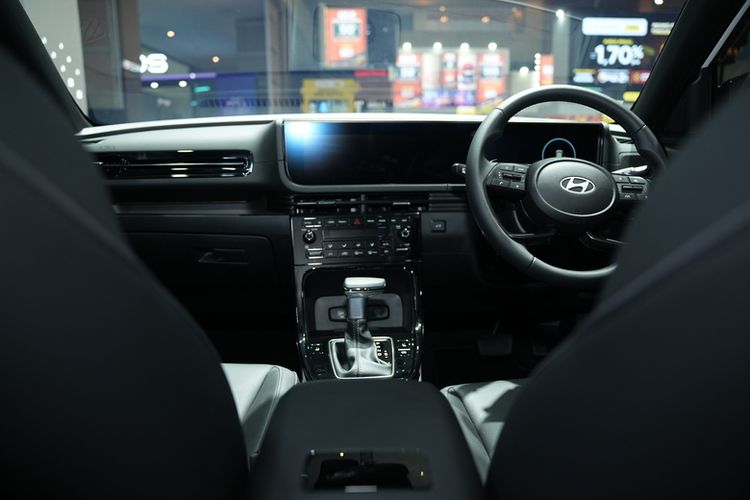 Tampilan interior Hyundai CRETA dilengkapi panoramic integrated display dan tata letak kabin modern yang dirancang untuk mendukung kenyamanan serta kemudahan berkendara