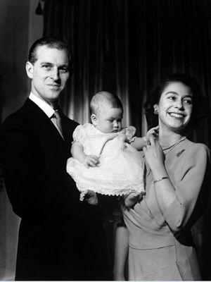 Pangeran Charles saat berusia enam bulan digendong ayahnya, Pangeran Philip, dan ibunya yang kala itu masih bergelar Putri Elizabeth. (www.princeofwales.gov.uk)