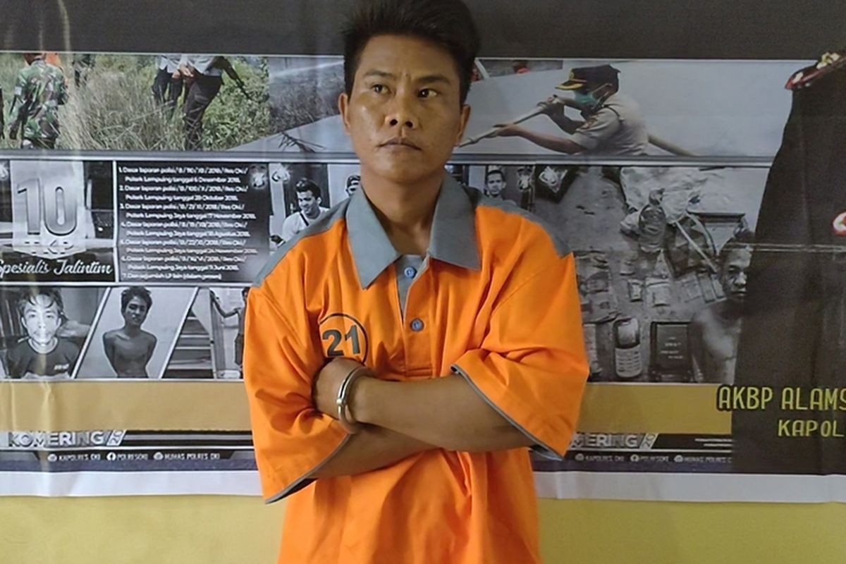 Sandra, warga Desa Simpang Tiga Sakti Kecamatan Tulung Selapan Ogan Komering Ilir Sumatera Selatan, pelaku pembunuhan terhadap temannya sendiri dengan cara menusuk dada temannya berulang kal hingga tewas di tempat.