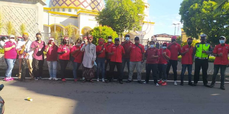 Puluhan pemuda Kristen di Kota Ambon ikut mengamankan pelaksanaan shalat Idul Fitri di Masjid Raya Al Fatah Ambon, Kamis (13/5/2021).