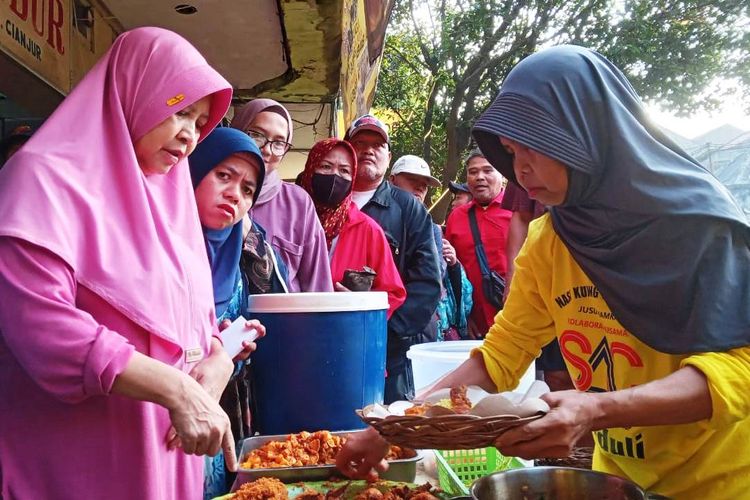 Sejumlah warga Cianjur, Jawa Barat rela mengantri demi mendapatkan menu sarapan nasi kuning komplit dengan lauk pauk yang dijual Rp 3.000 seporsi.