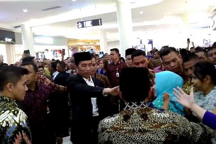 Presiden Joko Widodo menyapa pengunjung Lombok Epicentrum Mall, Kamis (19/10/2017) malam. 