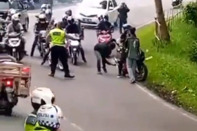 Razia knalpot racing pada pengguna motor di Bandung