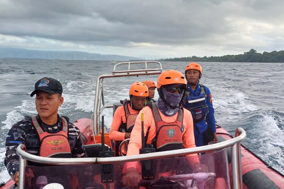 Pencarian korban KMP Tunu Pratama Jaya oleh Tim SAR di perairan Gilimanuk, Jembrana, Bali, Jumat (4/7/2025).