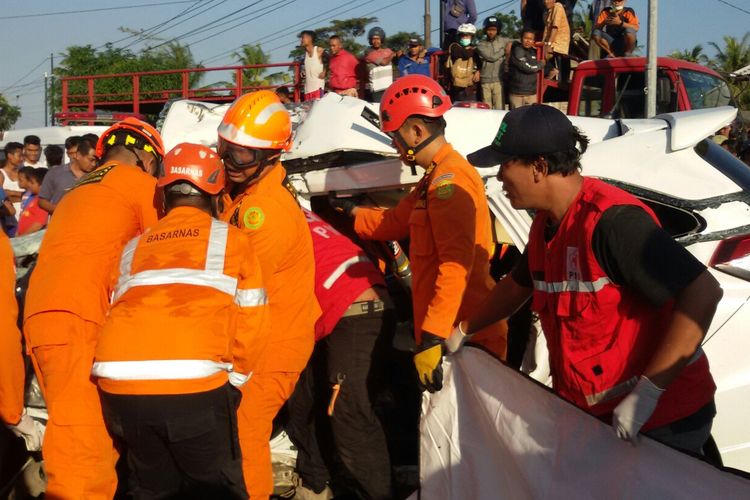 Basarnas DIY melakukan evakuasi korban terjepit dari mobil Honda Mobilio AA8880ZW. Mereka memotong pintu dan merenggangkan ruang sehingga korban bisa keluar. Kecelakaan ini terjadi di jalan nasional depan jalan masuk Dusun Karongan, Desa Kedungsari Kulon Progo, DI Yogyakarta. 