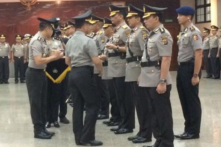 Kapolri melantik sejumlah Kapolda dan perwira tinggi Mabea Polri di Ruang Rapat Utama Mabes Polri, Jakarta, Rabu (12/10/2016).