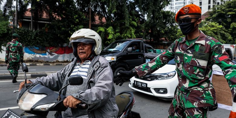 Petugas gabungan dari TNI, Polri, Polisi Pamong Praja dan Dishub DKI Jakarta melakukan imbauan kepada pengendara motor untuk dapat mematuhi penerapan Pembatasan Sosial Berskala Besar (PSBB) di jalan Penjernihan, Tanah Abang, Jakarta Pusat, Senin (13/4/2020). Imbauan ini dilakukan agar masyarakat menerapkan pembatasan sosial berskala besar (PSBB) selama 14 hari, yang salah satu aturannya adalah pembatasan penumpang kendaraan serta anjuran untuk menggunakan masker jika berkendara.