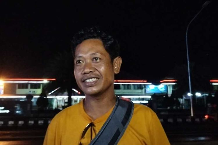 Sosok Paiman alias Tili (35) sang penangkapan buaya berkalung ban, akhirnya pulang kampung ke Kabupaten Sragen, Jawa Tengah, Selasa (21/2/2022).