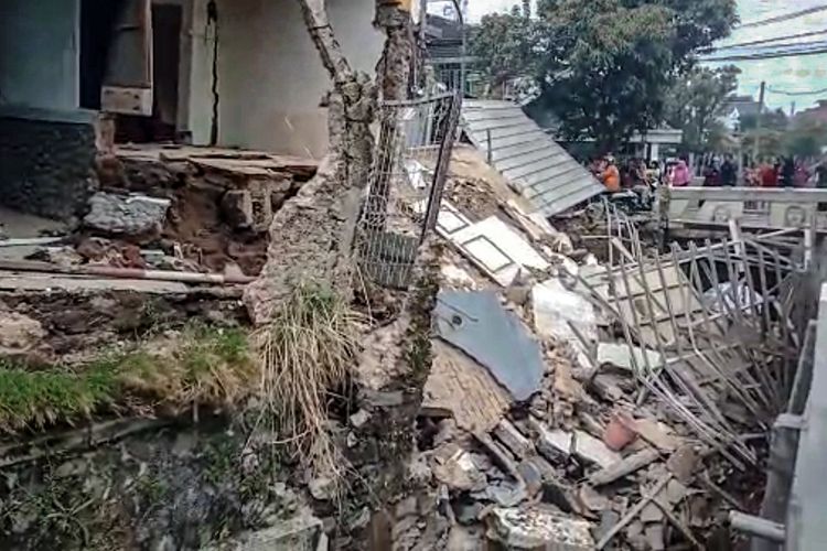 Sebuah rumah mewah dua lantai di Jalan Budi, Kelurahan Pasirkaliki, Kecamatan Cimahi Utara, Kota Cimahi tiba-tiba runtuh pada Jumat (27/1/2023) siang.