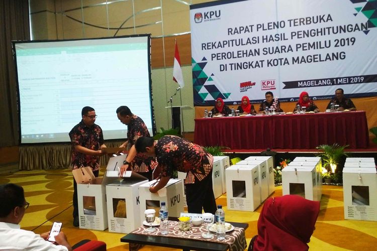 Suasana Rapat Pleno Terbuka Rekapitulasi Hasil Perhitungan Perolehan Suara Pemilu 2019 di Tingkat Kota Magelang, yang diselenggarakan KPU Kota Magelang, di Hotel Atria Magelang, Rabu (1/5/2019).