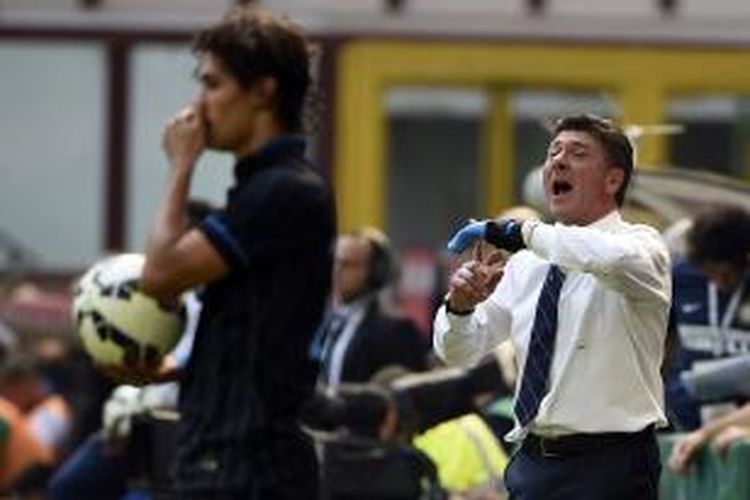 Salah satu ekspresi pelatih Inter Milan, Walter Mazzarri (kanan), ketika memimpin pasukannya melakoni laga Serie-A melawan Sassuolo, di Giuseppe Meazza, Minggu (14/9/2014). Mazzarri tampak mengenakan pelindung jari pada tangan kirinya. 