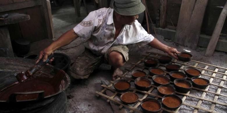 Yusuf Sem Wungow (64) sedang mencetak gula aren di batok kelapa di kebunnya di Lahendong, Kecamatan Tomohon Selatan, Kota Tomohon, Sulawesi Utara.