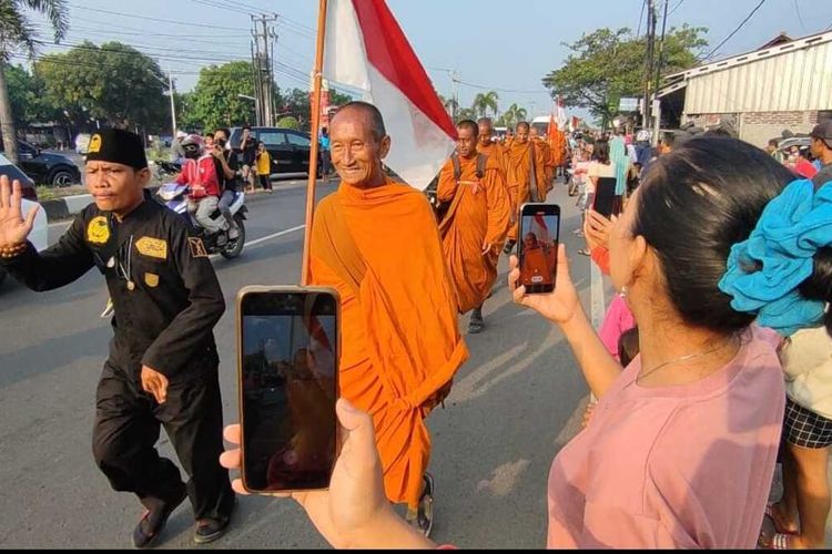Sejumlah warga menyambut kedatangan 32 Bhante atau biksu, di jalan Pantura Plumbon Kecamatan Plumbon, Kamis (18/5/2023).