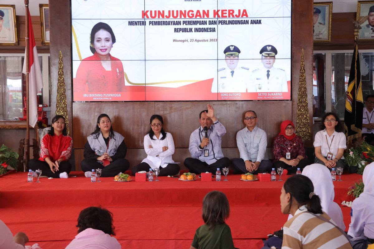 Bupati Wonogiri Joko Sutopo saat menerima kunjungan Menteri Pemberdayaan Perempuan dan Perlindungan Anak (Menteri PPPA) I Gusti Ayu Bintang Darmawati (Bintang Puspayoga) di Wonogiri, Rabu (23/8/2023).
