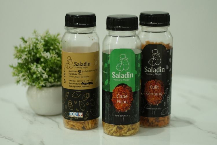 Beberapa produk dari Saladin Kentang Magic, ada kentang mustofa dan keripik kulit kentang. 