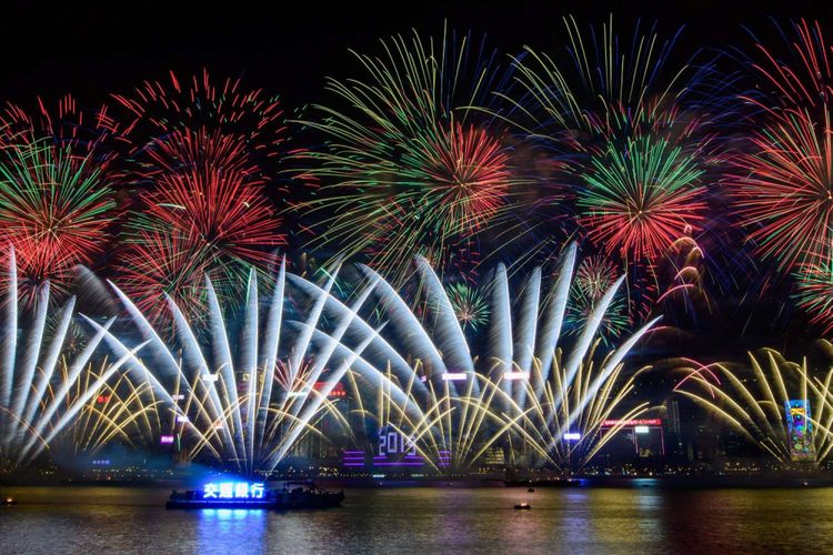 Pesta kembang api di Victoria Harbour pada perayaan sambut tahun baru di Hongkong, Selasa (1/1/2019).
