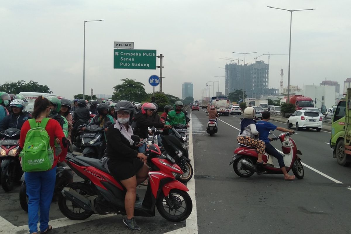 pengedara roda dua masuk ke jalan tol Wiyoto Wiyono, Jakarta Utara, Sabtu (2/8/2020)