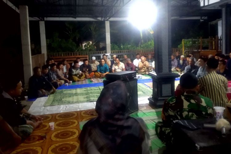 Pertemuan warga Dusun Jajagan dengan camat Kesamben, kepala desa Jugo, perwakilan pabrik gula PT RMI, dan perwakilan Dinas PUPR Kabupaten Blitar di rumah Kepala Dusun Jajagan, Rabu (12/2/2025) malam.