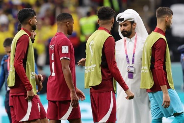 Para pemain timnas Qatar meninggalkan lapangan usai melakoni pertandingan pembuka Piala Dunia 2022 melawan Ekuador di Stadion Al Bayt, Al Khor, pada Minggu (20/11/2022) malam waktu setempat. Qatar kalah 0-2 dari Ekuador sekaligus mencatatkan sejarah buruk di panggung Piala Dunia. Selanjutnya, Qatar akan melawan Senegal pada matchday kedua Grup B Piala Dunia 2022.