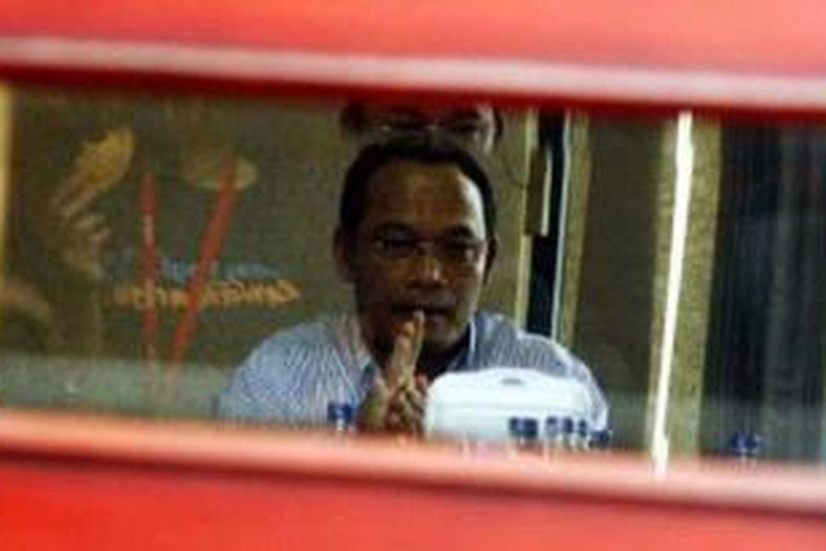 Sekda Bintan, Azirwan, usai mendengarkan tuntutan JPU Komisi Pemberantasan Korupsi (KPK) di Pengadilan Tipikor, Jl HR Rasuna Said, Jakarta Selatan, Senin (11/8/2008) Azirwan oleh JPU dituntut 3 tahun penjara, denda sebesar Rp 150 juta atau subsider 4 bulan kurungan,  Dalam kasus alih fungsi hutan lindung di Kabupaten Bintan, Azirwan mengakui tindakan memberikan sejumlah uang pada Al Amin Nasution.  