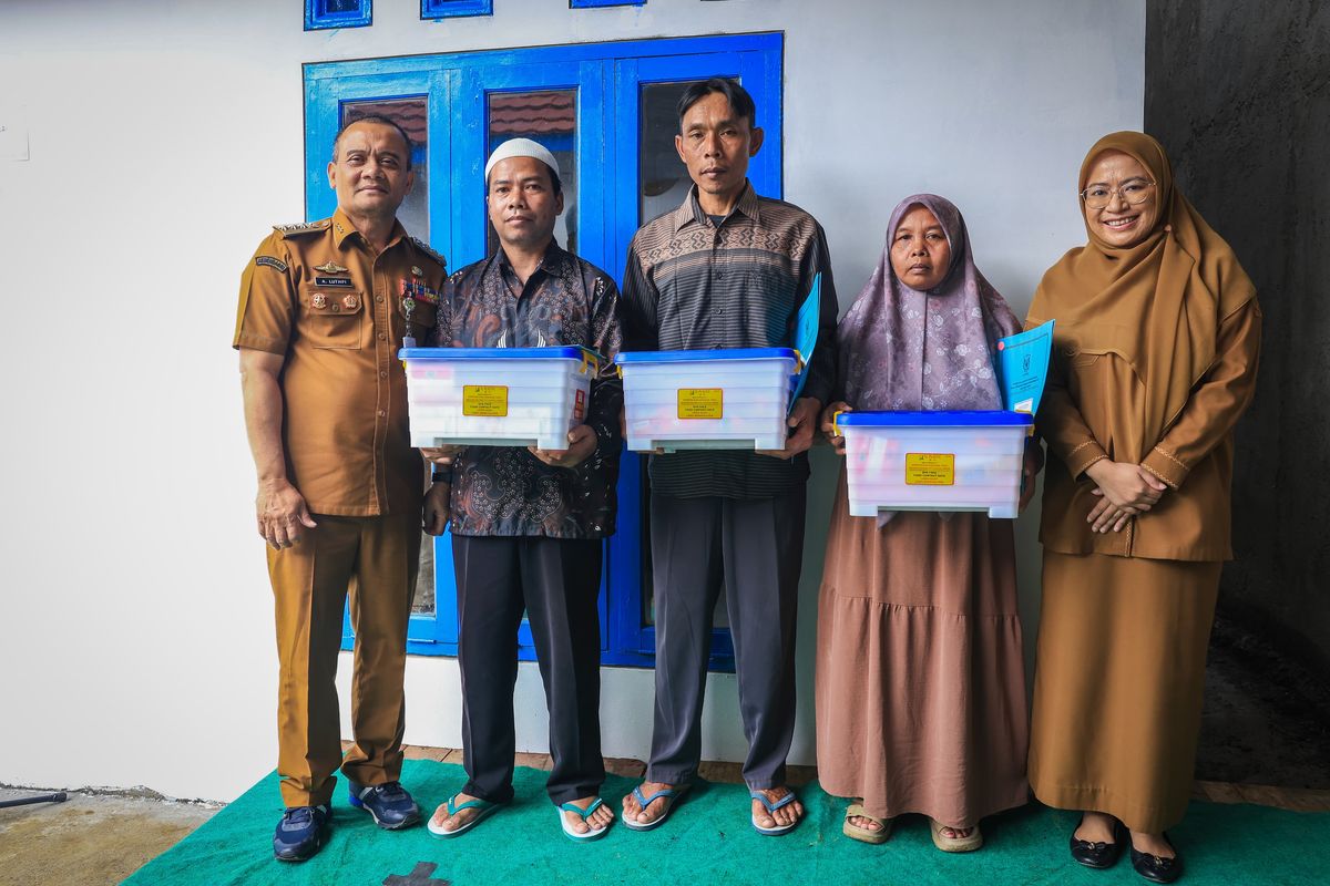 Gubernur Jawa Tengah Ahmad Luthfi menyerahkan 36 unit rumah relokasi kepada warga terdampak tanah bergerak di Dusun Bawang, Desa Aribaya, Kecamatan Pagentan, Kabupaten Banjarnegara, Senin (23/2/2026).