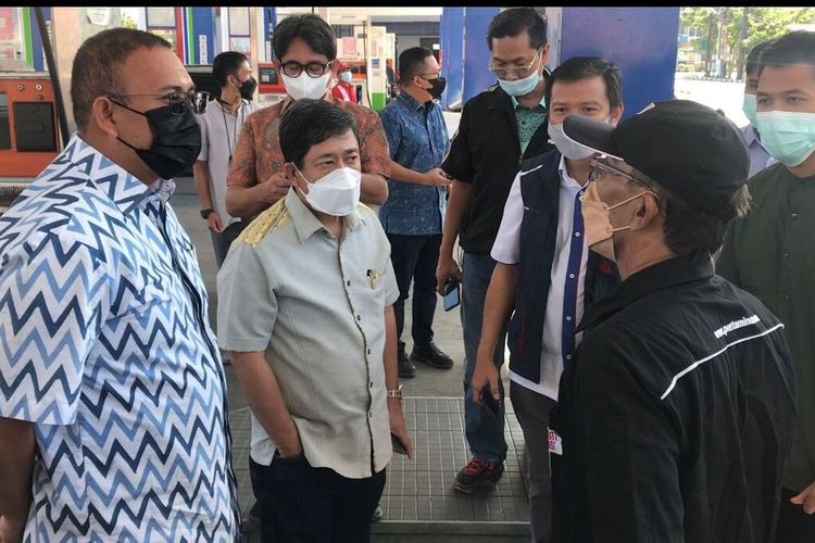 Anggota DPR RI Andre Rosiade dan Dirut Pertamina Patra Niaga sidak ke SPBU di Padang, Jumat (1/4/2022)