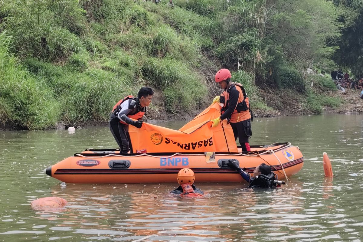 Tim SAR Gabungan saat mengevakuasi jasad Dean Aulia (20), pemuda yang mobilnya terjun bebas ke sungai Desa Sugihwaras, Kecamatan Bagor, Kabupaten Nganjuk, Jumat (2/5/2025) pukul 01.30 WIB