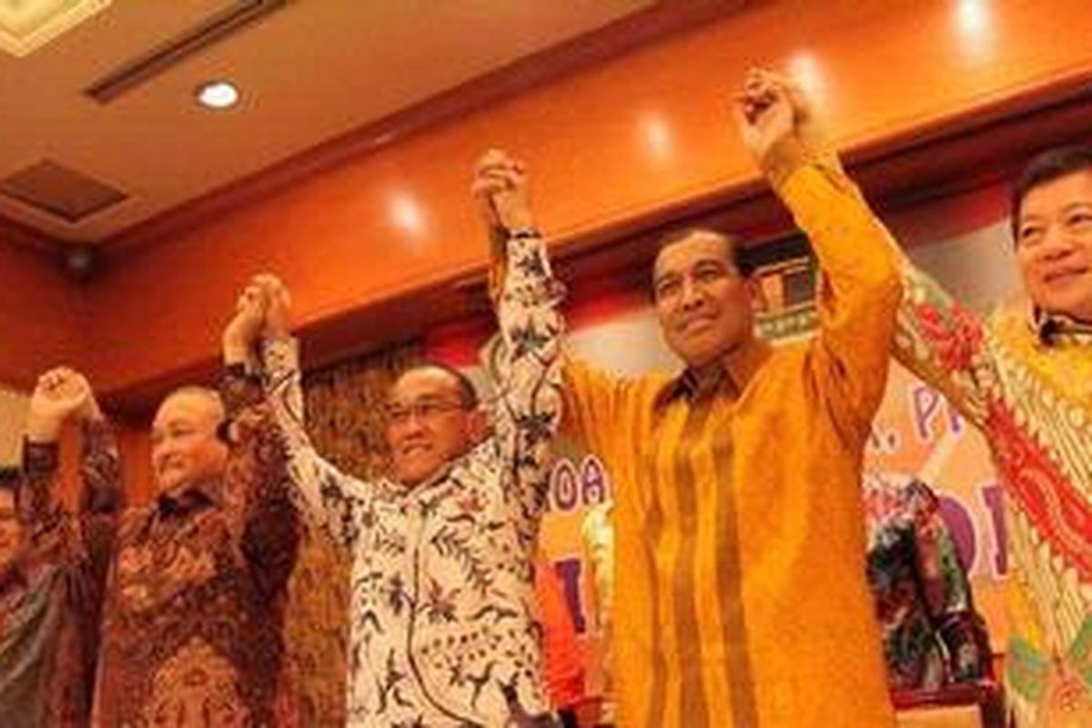Dari kiri ke kanan, Ketua Umum Partai Damai Sejahtera, Denny Tewu, Calon Gubernur DKI Jakarta, alex Noerdin, Ketua Umum Partai Golkar, Aburizal Bakrie, Calon Wakil Gubernur DKI Jakarta, Nono Sampono, dan Wakil Ketua Umum PPP, Suharso Manoarfa saat deklarasi pasangan calon tersebut di Hotel Sultan, Jakarta Pusat, Kamis (8/3/2012).