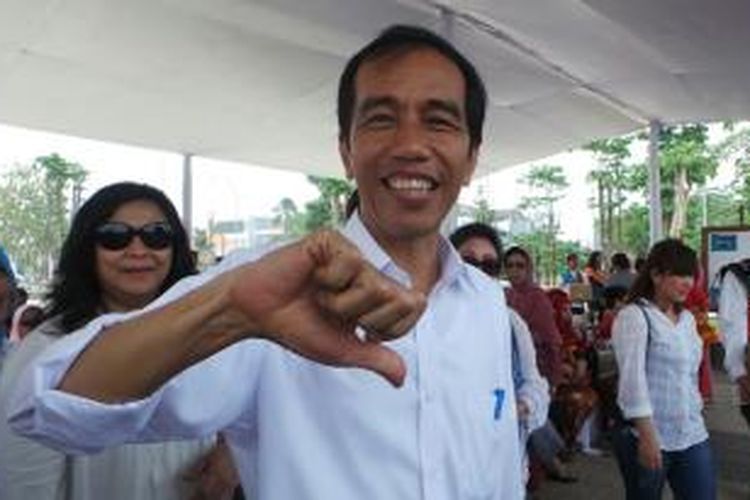Gubernur DKI Joko Widodo memberikan jempol terbalik bagi penerobos jalur transjakarta sebagai dukungan pada komunitas 