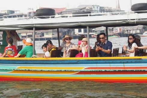 Menyusuri Sungai Chaophraya, Jangan Lupa Beri Makan Ikan Patin