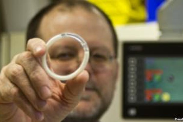 Insinyur biomedis Northwestern University Patrick Kiser memegang cincin intravaginal - yang pertama dalam jenisnya.