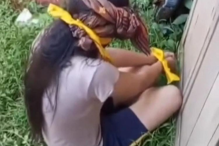 Tangkapan layar video remaja di Desa Peken Belayu, Kecamatan Marga, Kabupaten Tabanan, Provinsi Bali, disekap oleh pencuri. 