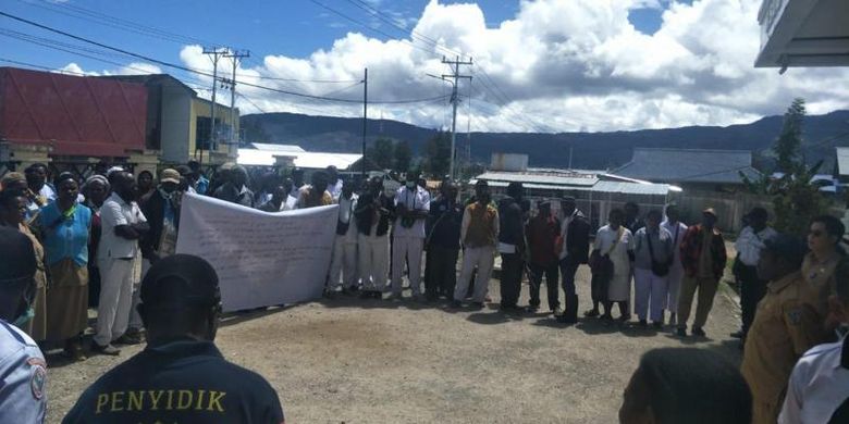 Puluhan pekerja medis di RSUD Paniai berkumpul untuk menuntut aparat keluar dari rumah sakit mereka, pada 27 Mei lalu.