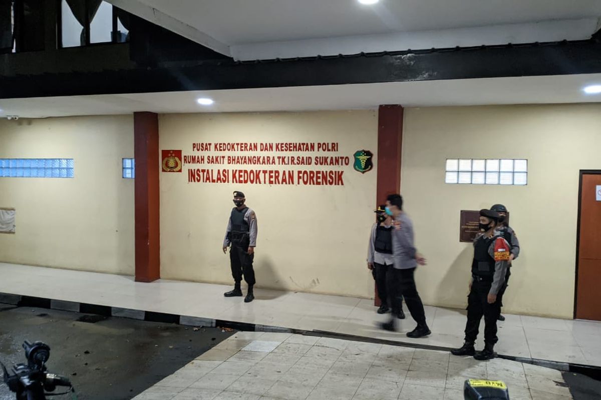 Gedung Instalasi Kedokteran Forensik RS Polri Kramatjati dijaga aparat bersenjata saat proses otopsi jenazah terduga teroris yang tewas tertembak di Mabes Polri, Rabu (31/3/2021)