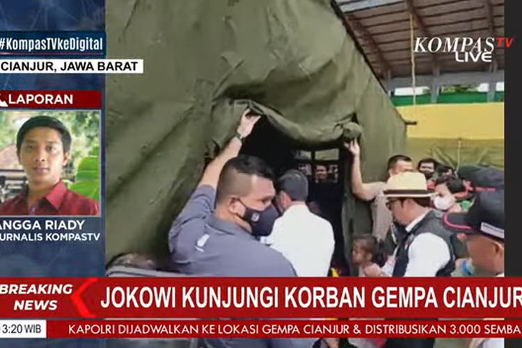 Presiden Joko Widodo didampingi Gubernur Jawa Barat Ridwan Kamil mengunjungi tempat pengungsian di lapangan Prawatasari, Joglo, Cianjur, Selasa (22/12/2022). Rencananya, dari sini Jokowi akan menuju RSUD Sayang.