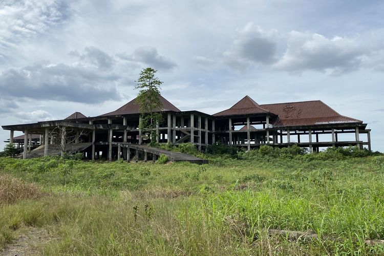 Bangunan yang diplot sebagai gedung DPRD Provinsi Lampung di komplek Kota Baru terbengkalai.