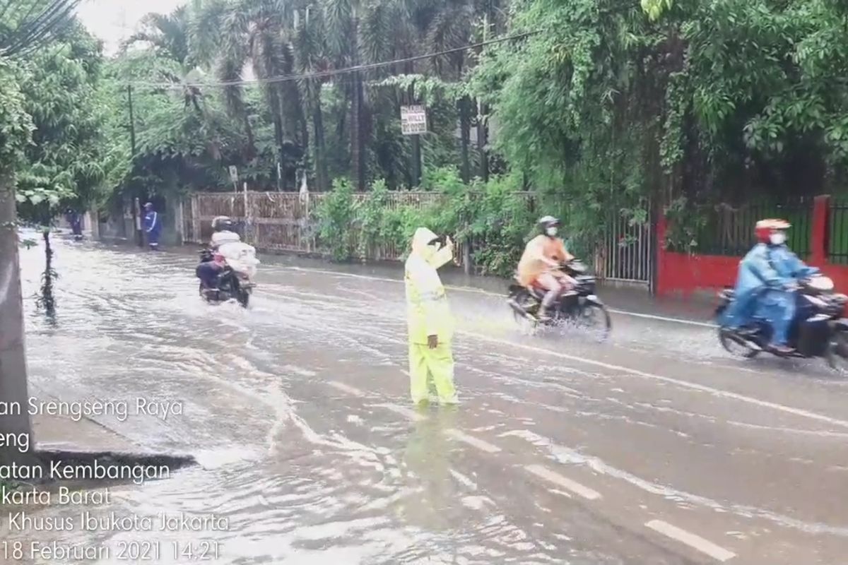 Genangan air di Jalan Srengseng Raya, Kamis (18/2/2021)