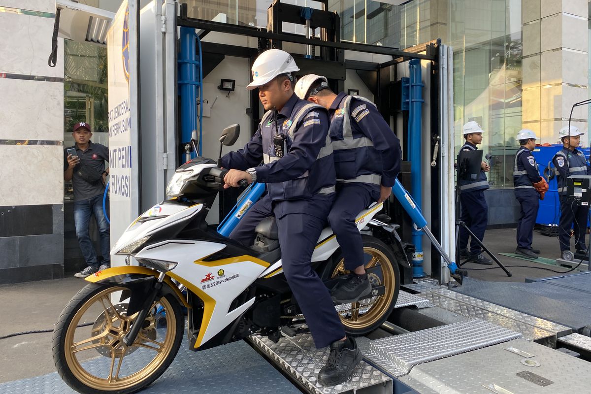 Proses uji tipe motor listrik konversi di bengkel bergerak milik Kemenhub 