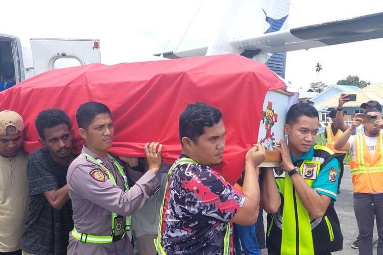 Proses evakuasi dua jenazah anggota TNI-Polri yang gugur saat melakukan pengamanan Shalat Tarawih di Distrik Ilui, Kabupaten Puncak Jaya, Papua Tengah, ke Jayapura, Papua, Minggu (26/3/2023)