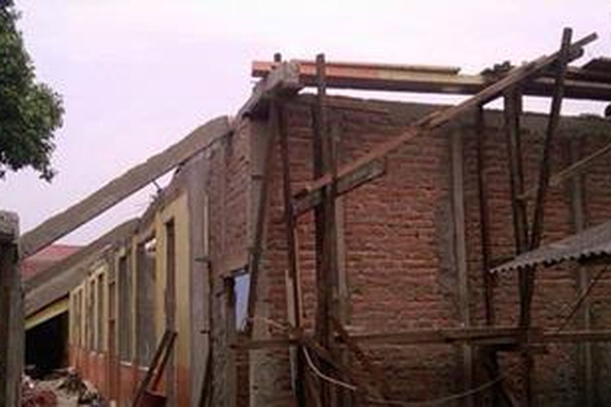 Renovasi SDN 03 Pagi, Rawamangun, Pulogadung, Jakarta Timur, diwarnai insiden. Atap bangunan yang baru dibangun, ambruk, Selasa (6/11/2012) malam. Akibatnya, rencana penyelesaian renovasi yang ditargetkan rampung awal tahun 2013, molor.