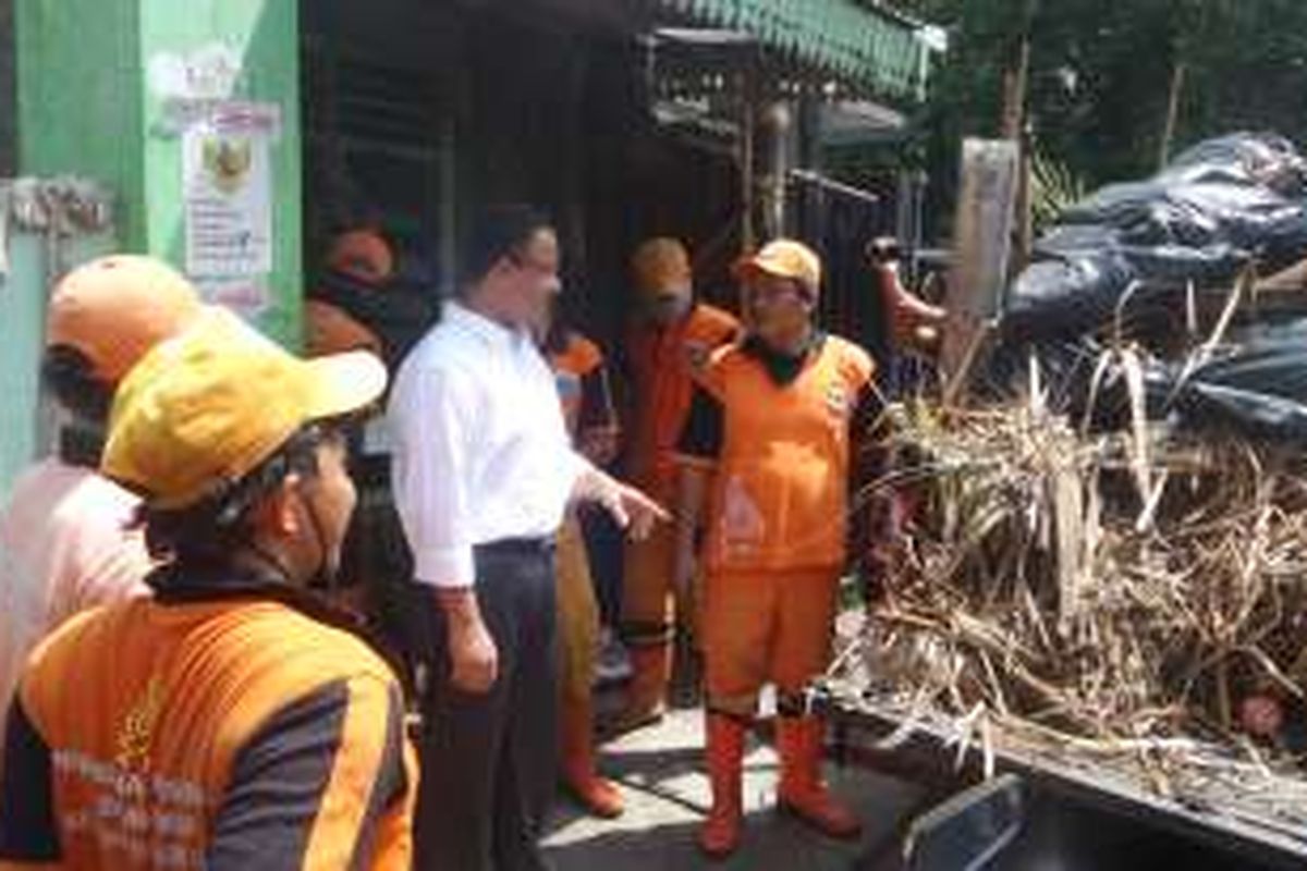 Calon gubernur DKI Anies Baswedan menawarkan program pengolahan sampah kepada sejumlah petugas PPSU di Kelurahan Sukabumi Utara, Jakarta Barat, Rabu (2/11/2016)