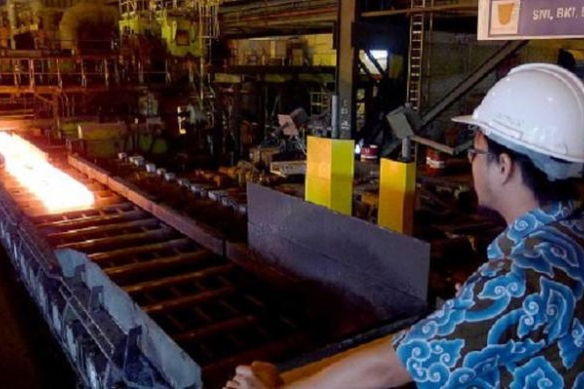Ilustrasi: Pegawai Krakatau Steel memantau pembuatan lembaran baja panas di Cilegon, Banten, Jumat (24/4/2015). 