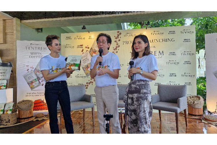 Direktur Sido Muncul Irwan Hidayat bersama jurnalis senior Fristian Griec dan motivator ternama Merry Riana dalam peluncuran Kopi Tentrem di Hotel Tentrem, Semarang, Jawa Tengah, Selasa (21/11/2023)