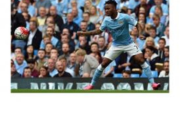 Gelandang Manchester City, Raheem Sterling, berusaha mengontrol bola saat melawan Watford pada laga Premier League di Etihad Stadium, Sabtu (29/8/2015). Sterling mencetak gol pertama untuk membawa City menang 2-0.